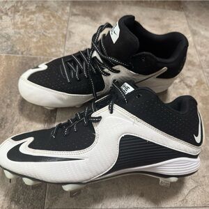 Nike MVP strike low, black and white baseball cleats